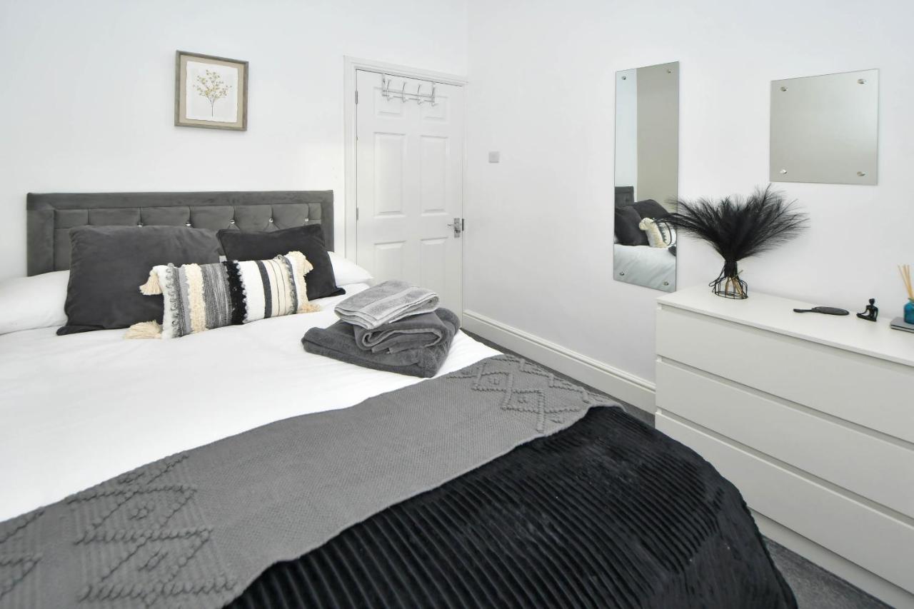 Find A Spacious And Stylish Escape In The City Centre At Sturgess House, Perfect For Longer Stays! Stoke-on-Trent Eksteriør bilde
