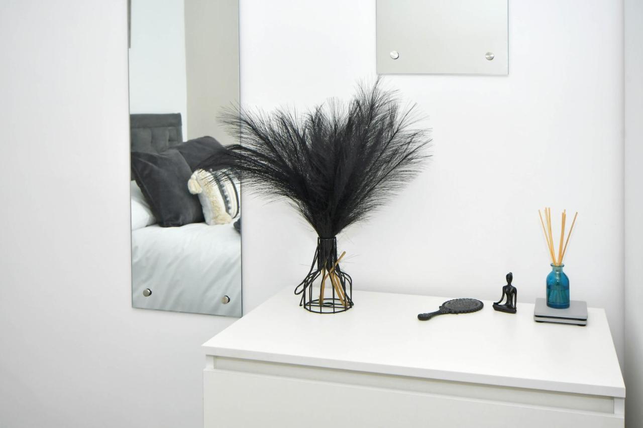 Find A Spacious And Stylish Escape In The City Centre At Sturgess House, Perfect For Longer Stays! Stoke-on-Trent Eksteriør bilde