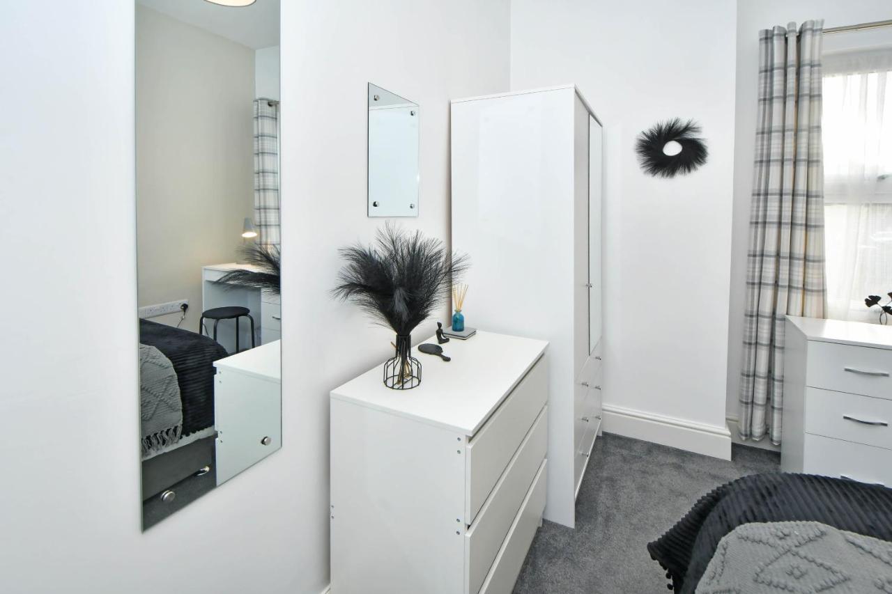 Find A Spacious And Stylish Escape In The City Centre At Sturgess House, Perfect For Longer Stays! Stoke-on-Trent Eksteriør bilde